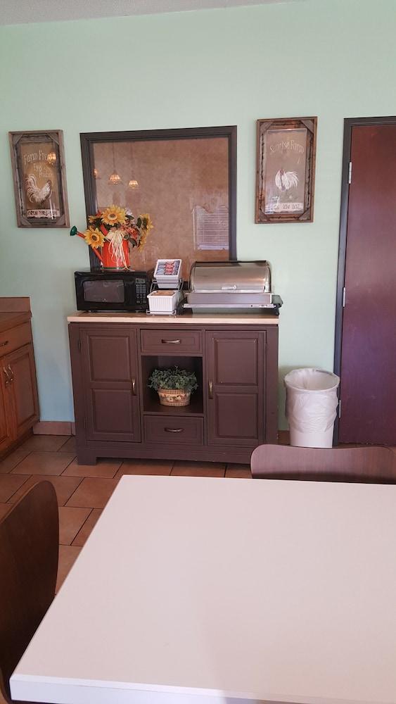 Super 8 By Wyndham Central City Bagian luar foto