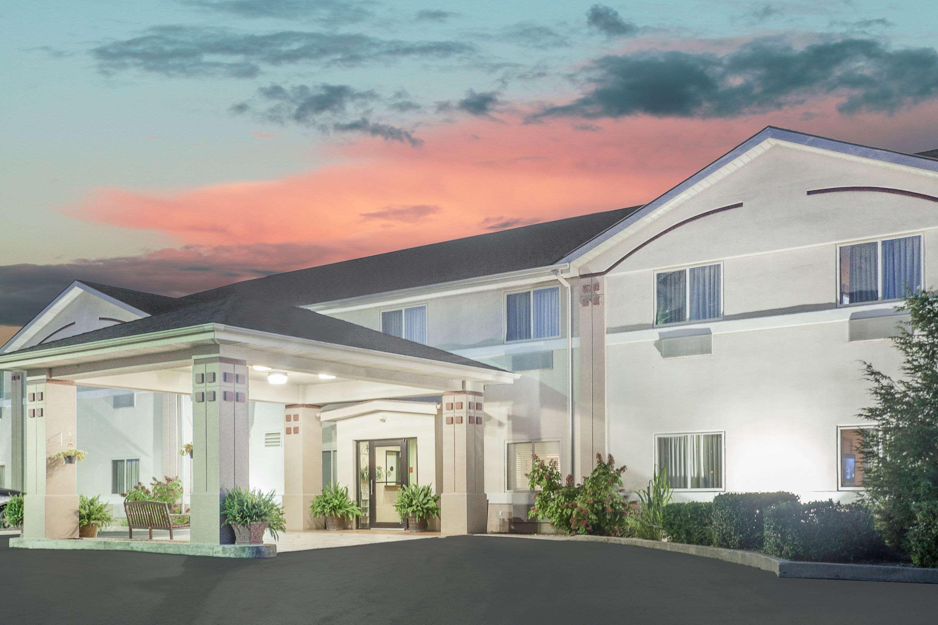 Super 8 By Wyndham Central City Bagian luar foto